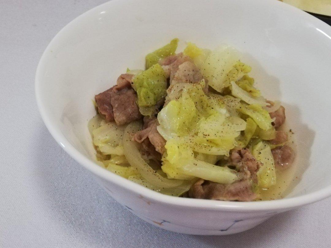 大蒜黄油风味卷心菜煮洋葱
