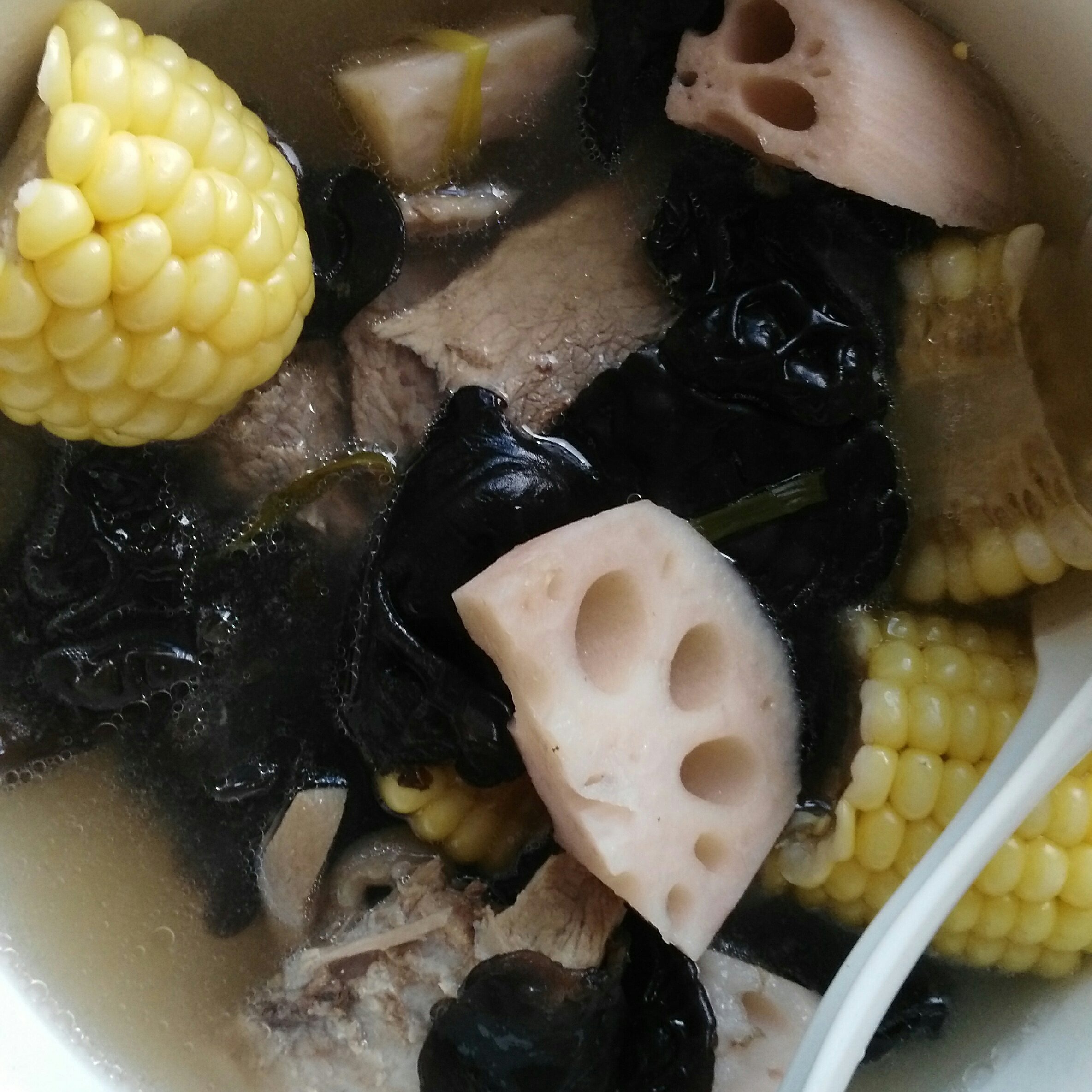 蹄膀木耳莲藕汤