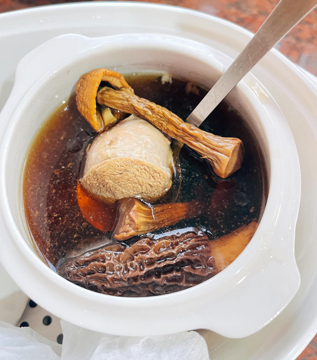 汤鲜味美的羊肚菌煲汤