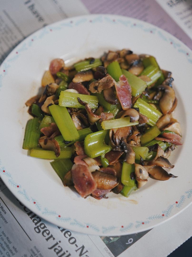 西芹香菇炒腊肠