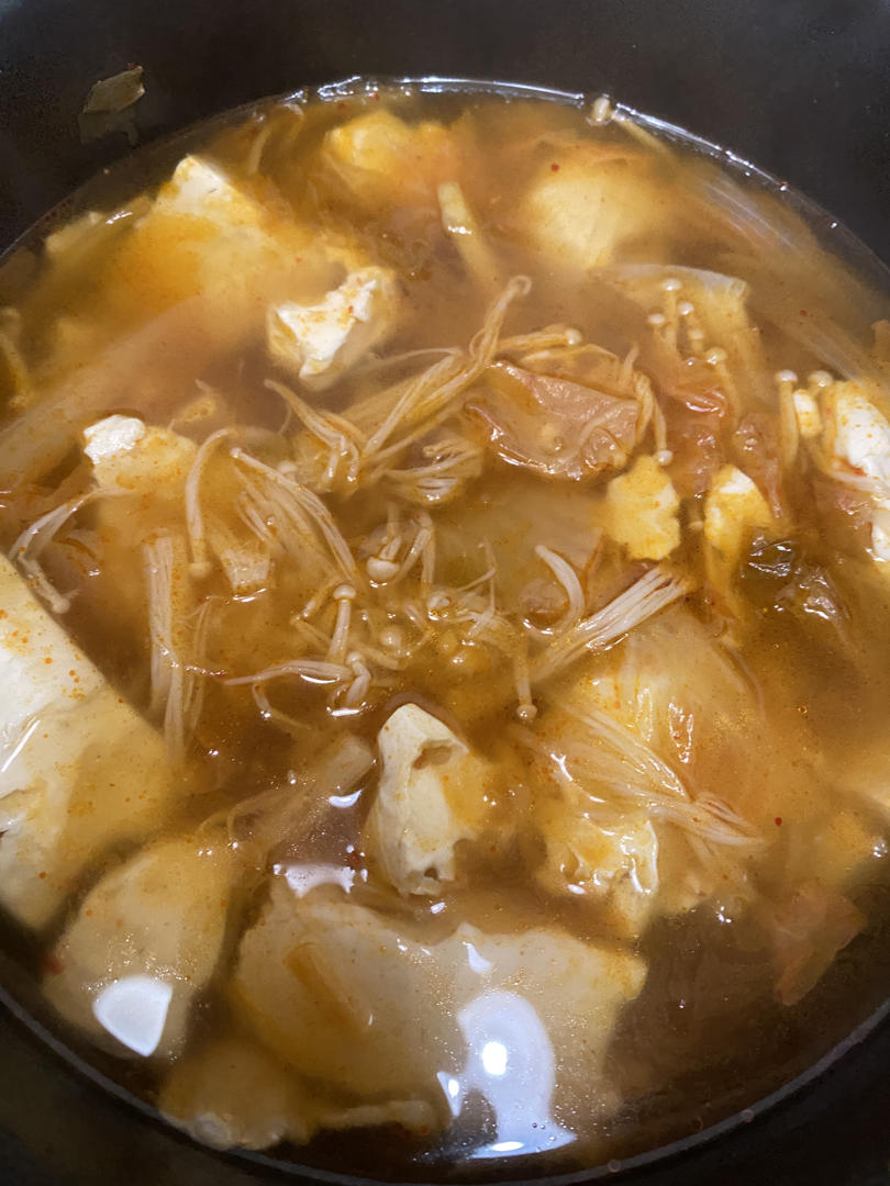 金针菇泡菜肥牛汤锅|妈妈再给我一碗