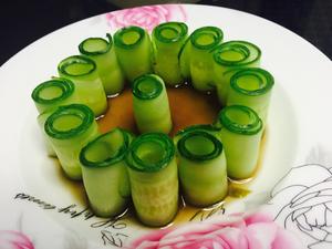 凉拌黄瓜卷的做法 步骤2