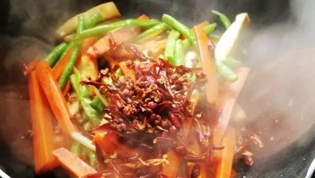 干香少油快手菜丨干煸杂蔬&茶水小米粥 · 圆满素食的做法 步骤3