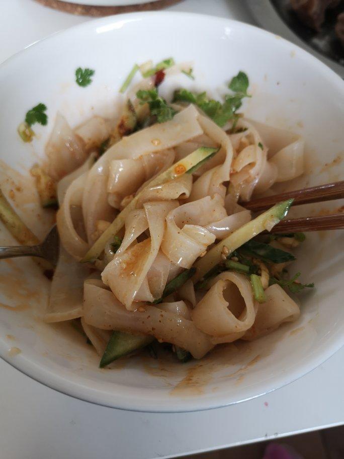 在肥胖的道路上越走越远做的澄面(小麦淀粉)凉皮