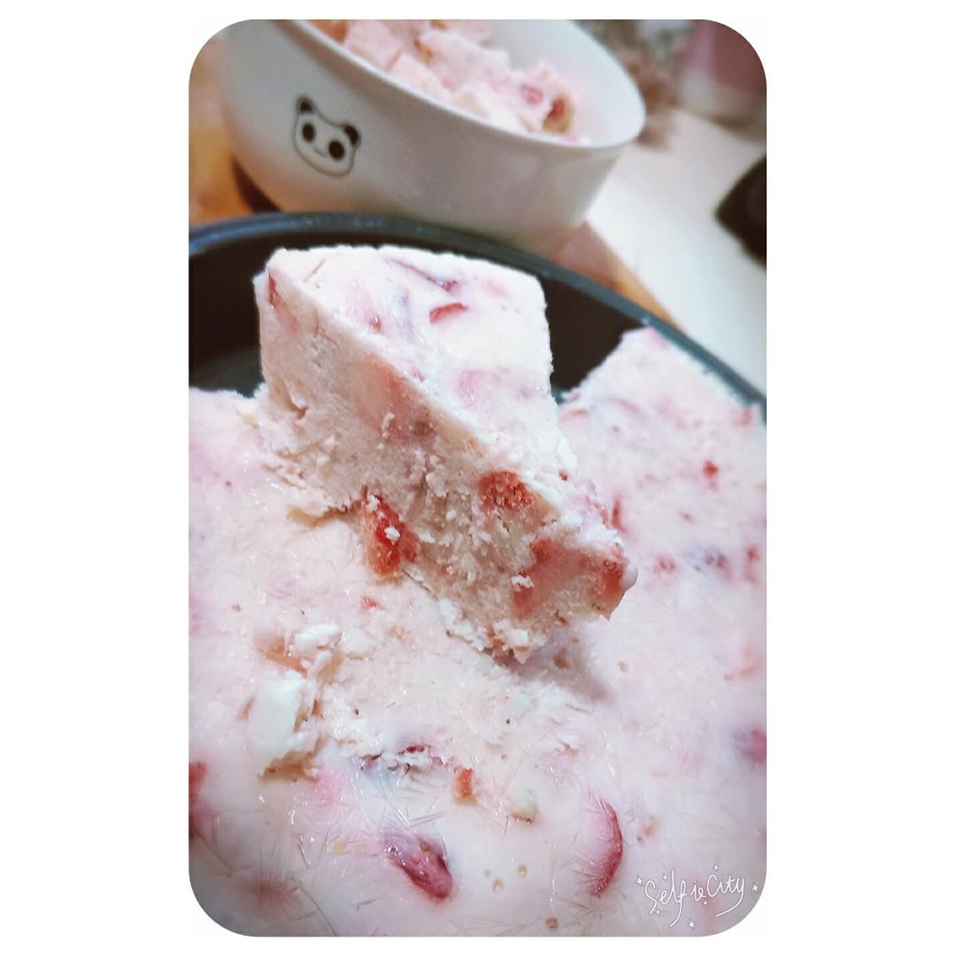 草莓冻酸奶
