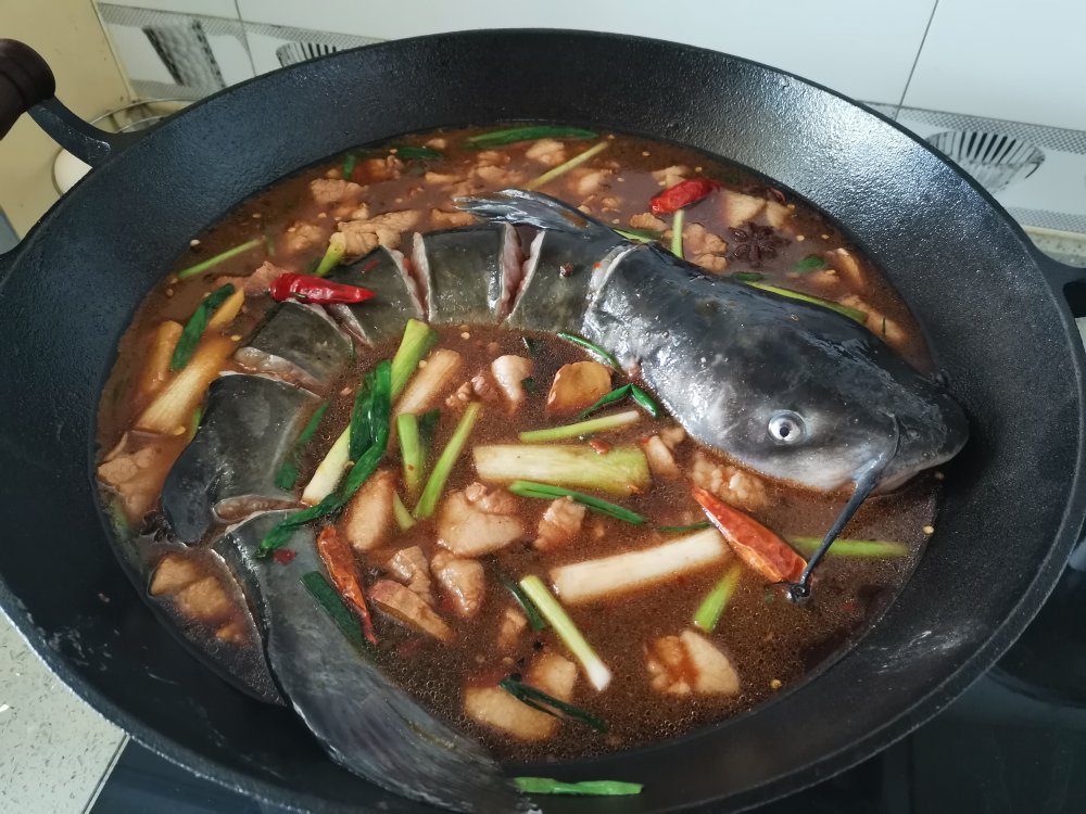 铁锅炖鱼配饼子