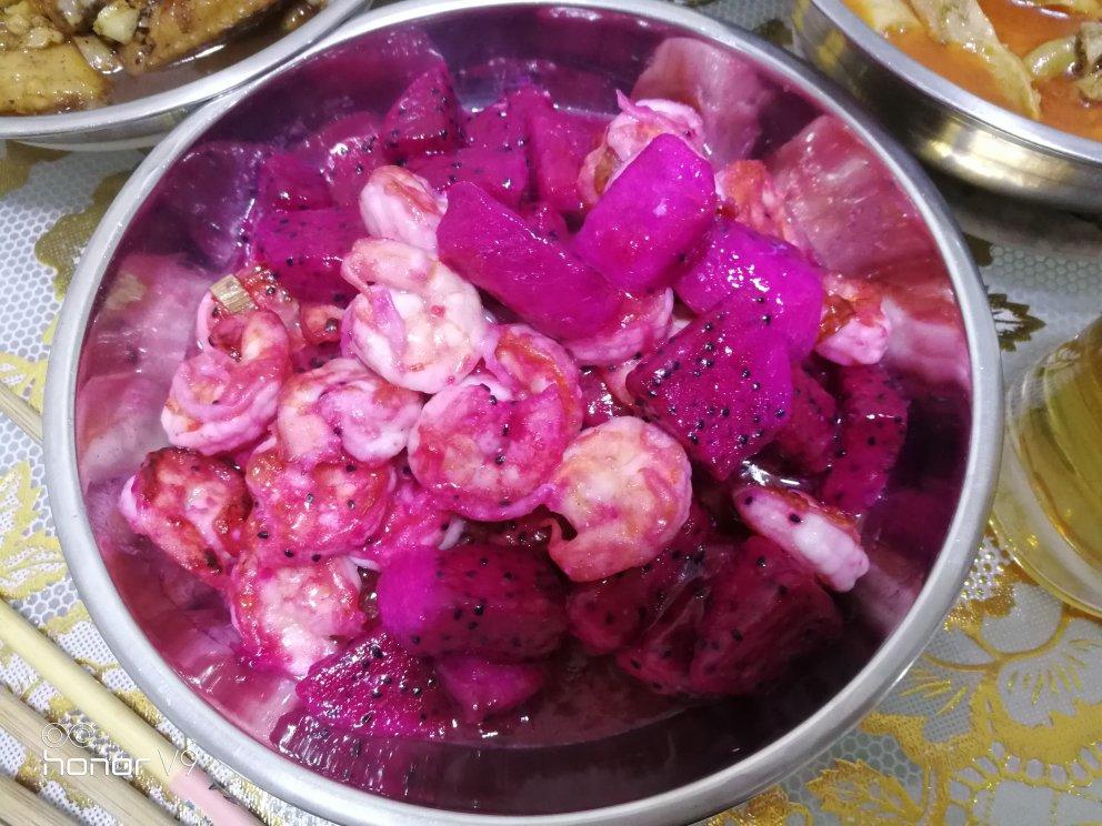 火龙果炒凤尾虾