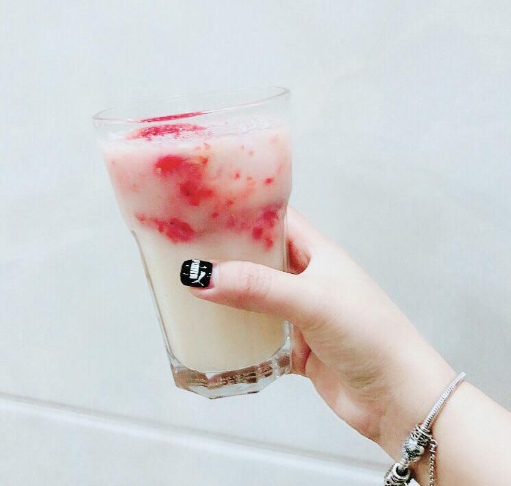 网红饮品～草莓雪碧养乐多