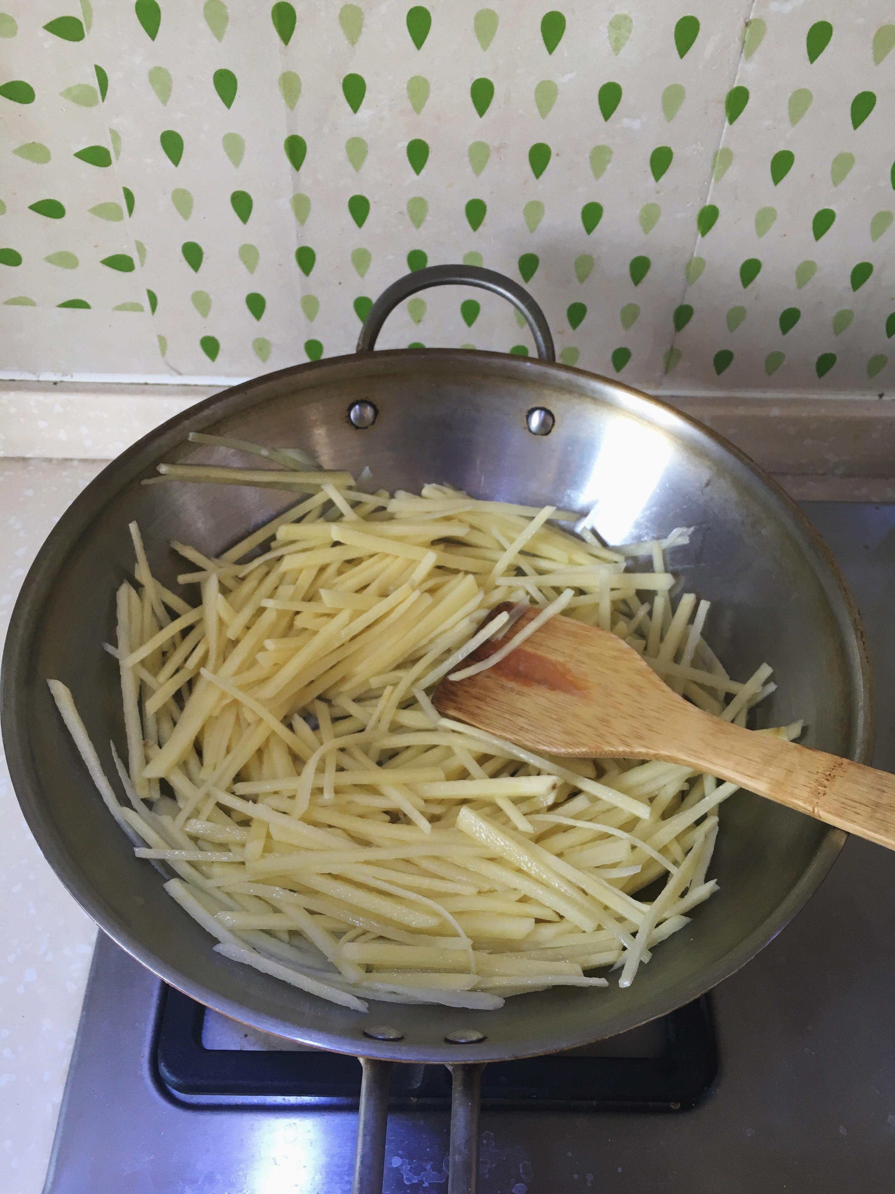 简单美味的蒜香土豆丝的做法 步骤4