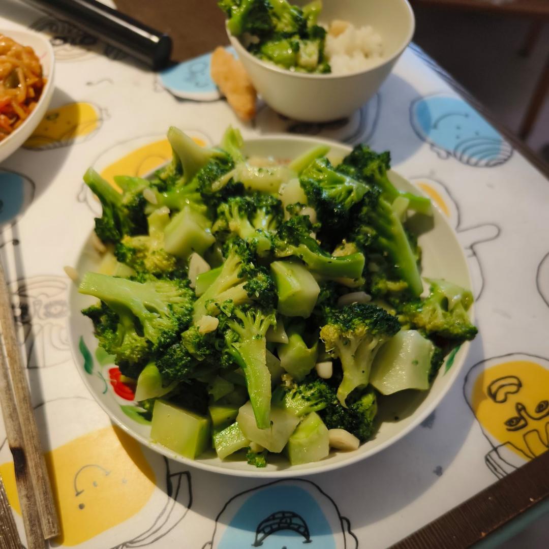 好吃到爆的耗油蒜蓉西兰花(从不修图，喜欢请关注)