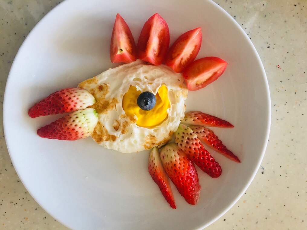 煎蛋+水果=创意早餐“神鸟”