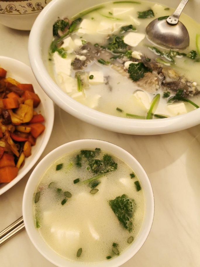 清炖鲫鱼汤 三个关键步骤让你轻松炖出汤浓味鲜色白似奶的鲫鱼汤