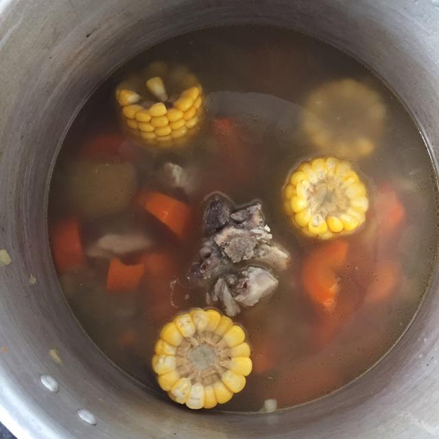 苹果胡萝卜玉米排骨汤