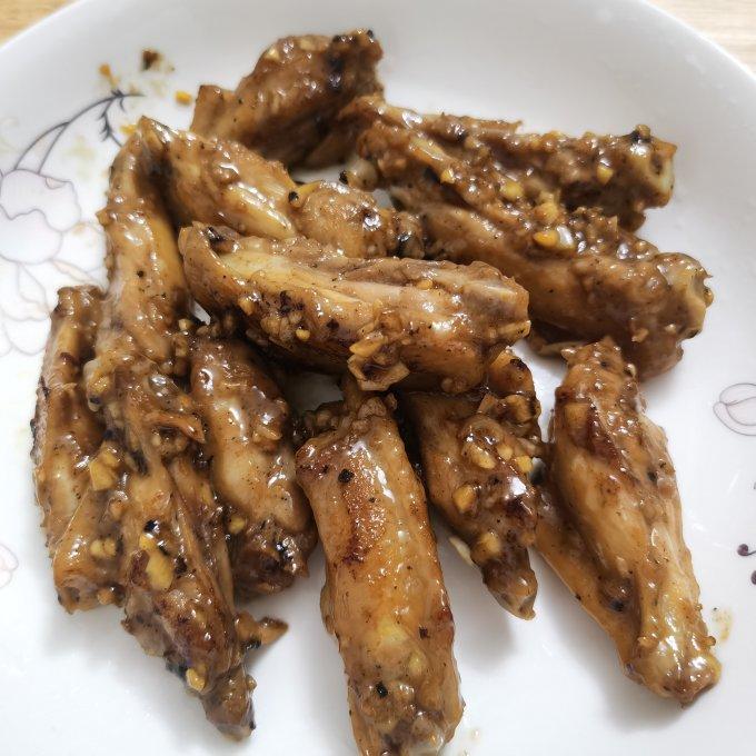 蒜香浓郁，鲜嫩多汁的蒜香鸡翅