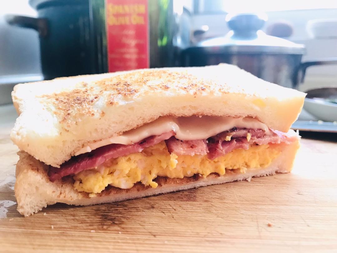 芝士培根滑蛋治