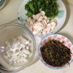 咸菜蘑菇鱿鱼的做法 步骤2