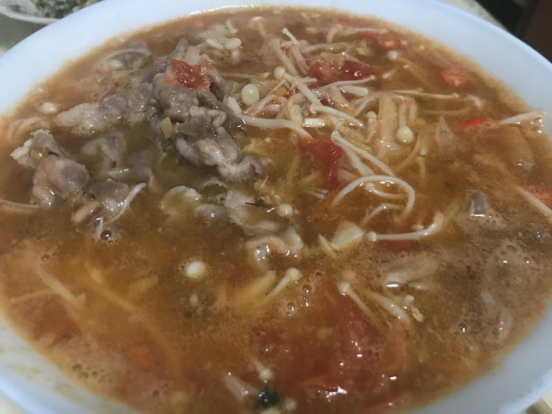 酸汤肥牛金针菇