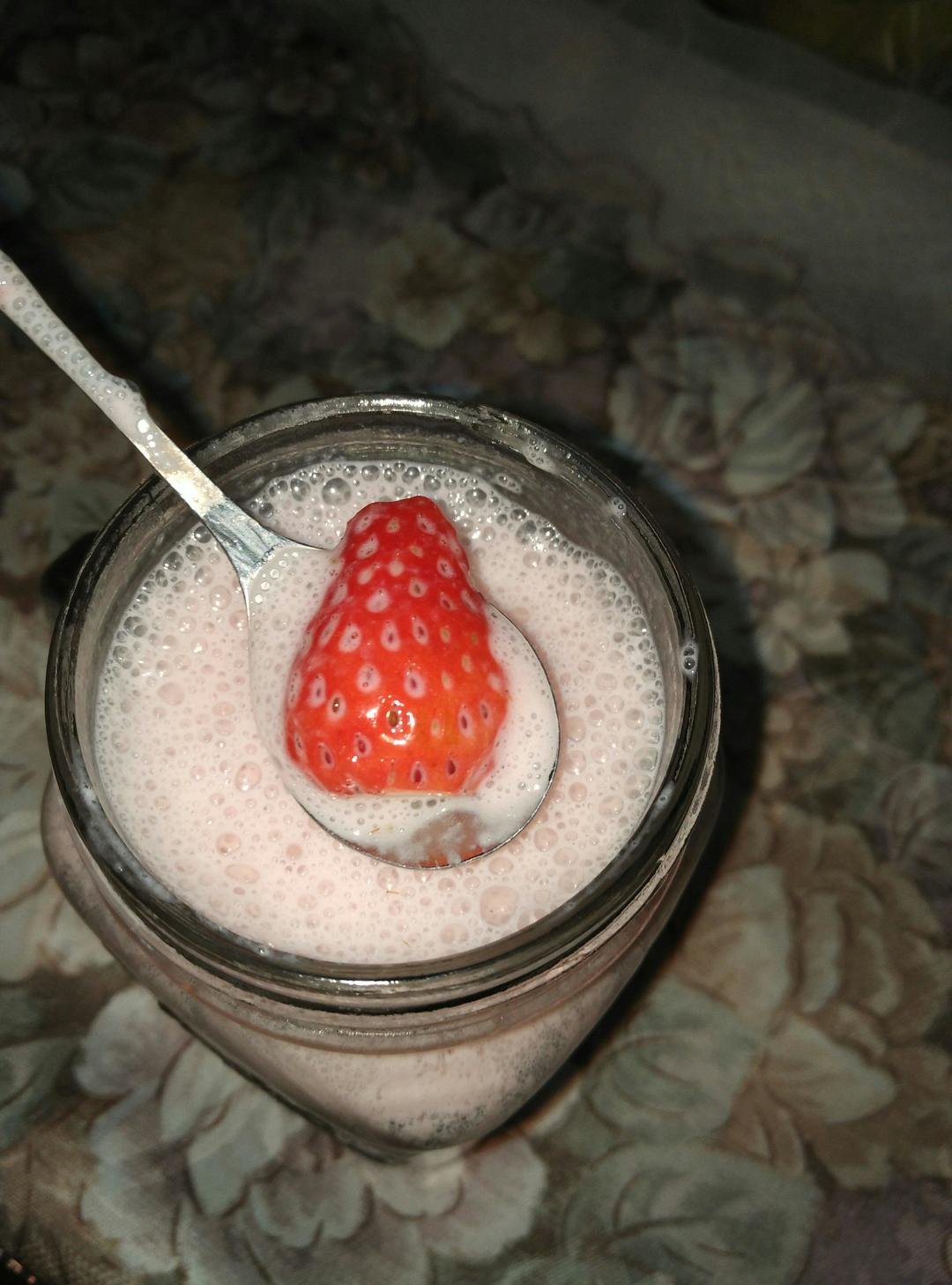 公鸡杯草莓牛奶汁
