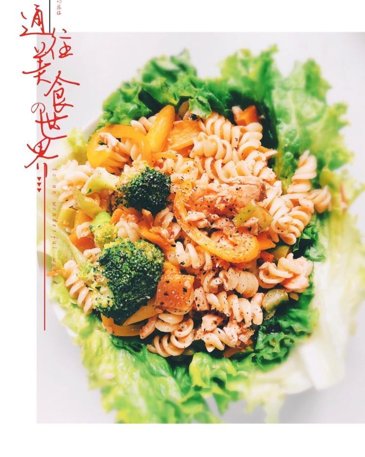 烟熏三文鱼意面沙拉