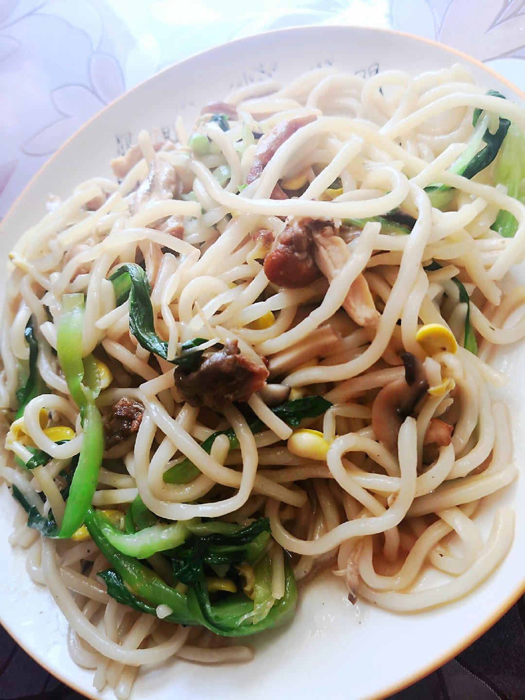 卤鸡腿炒面