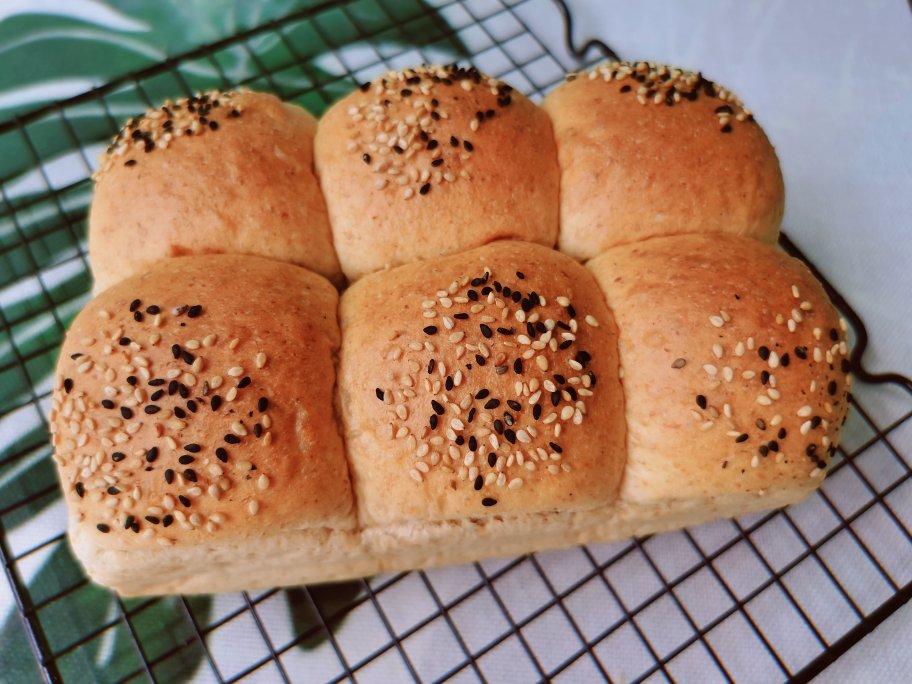 柔软的蜂蜜牛乳全麦吐司