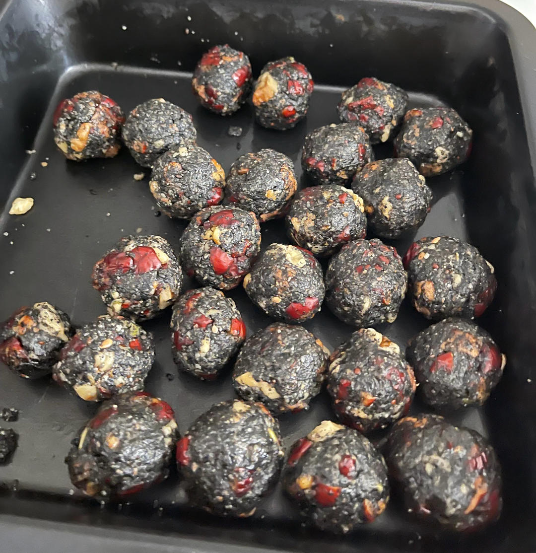轻松上手香脆醇厚的黑芝麻丸