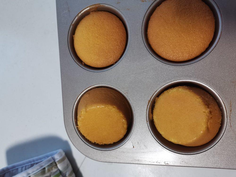 简单快速的海绵纸杯蛋糕