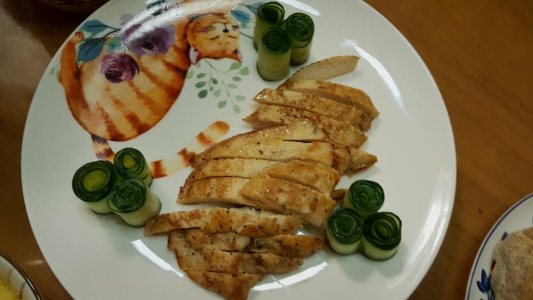 健身厨男版：香煎滑嫩鸡胸肉，全网最流行的鸡胸吃法！