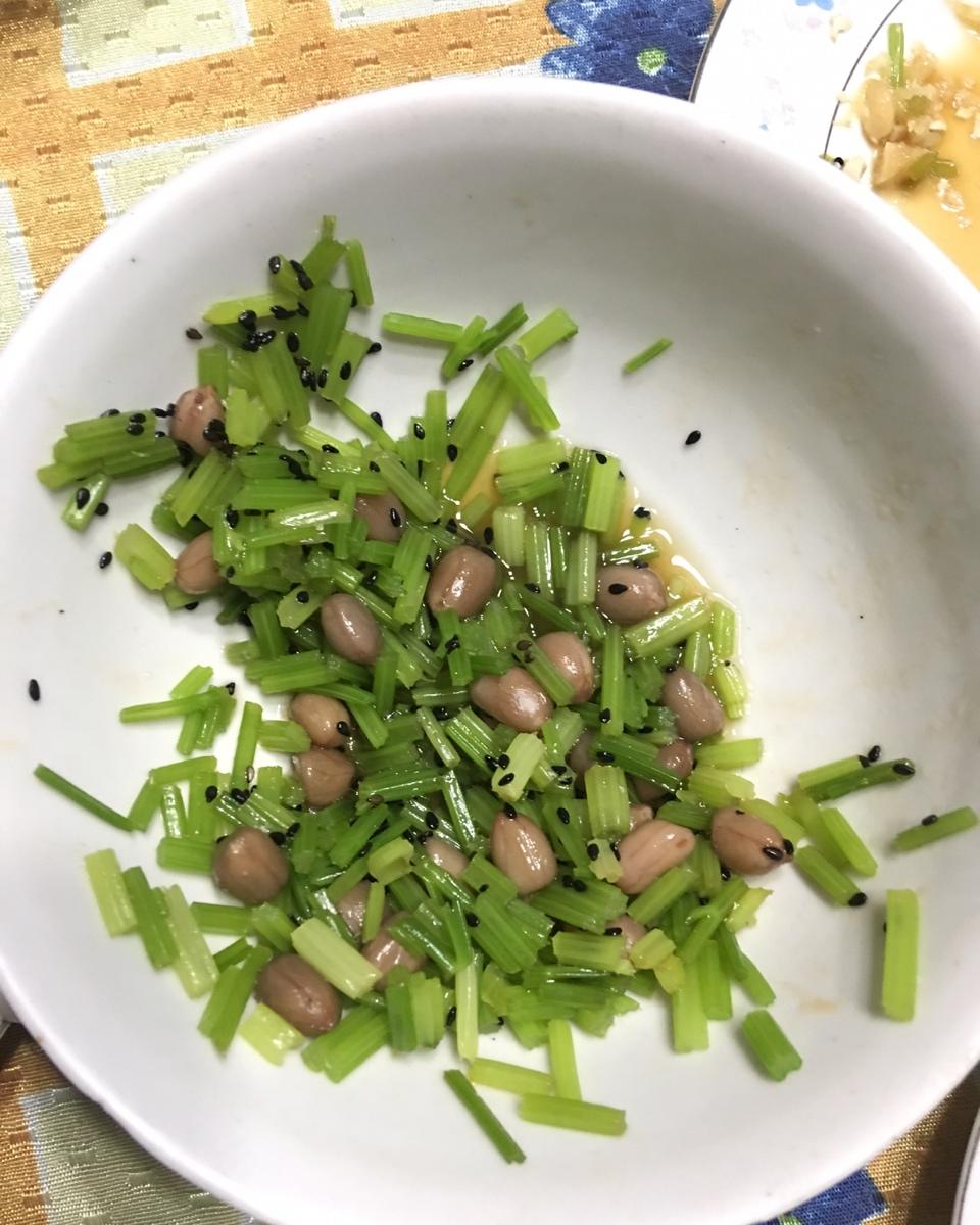 凉拌芹菜花生米胡萝卜