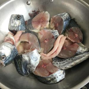 家常蒜苔烧鲅鱼的做法 步骤4