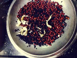 红豆小米百合汤的做法 步骤1