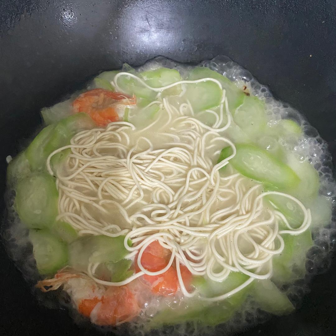 今天吃丝瓜鲜虾面🍜的做法