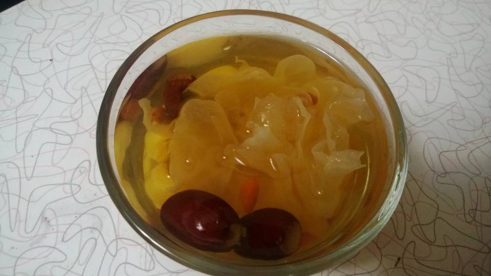 红枣莲子银耳汤