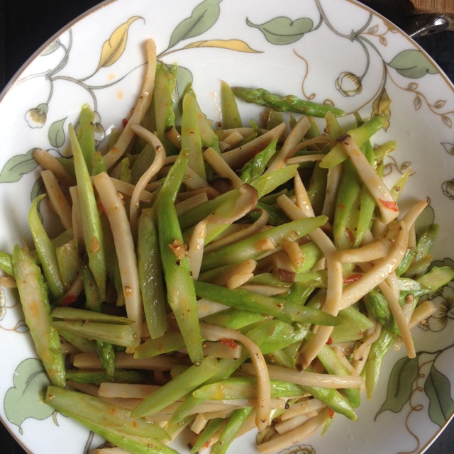芦笋炒蘑菇