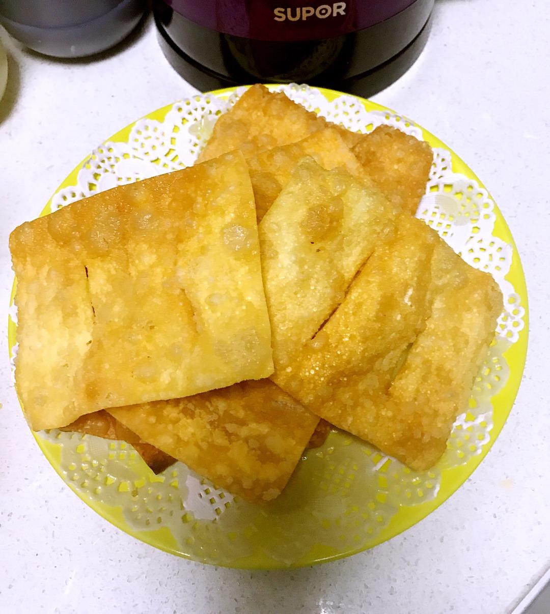 爱吃蘑菇的小怪瘦做的馄饨皮版薄脆煎饼果子