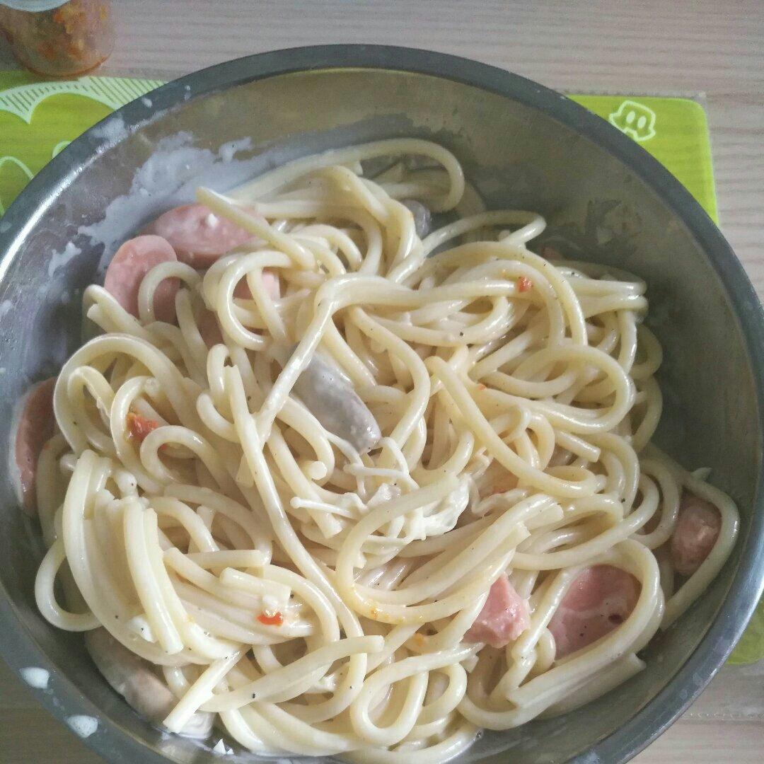 白蘑菇奶油培根意面