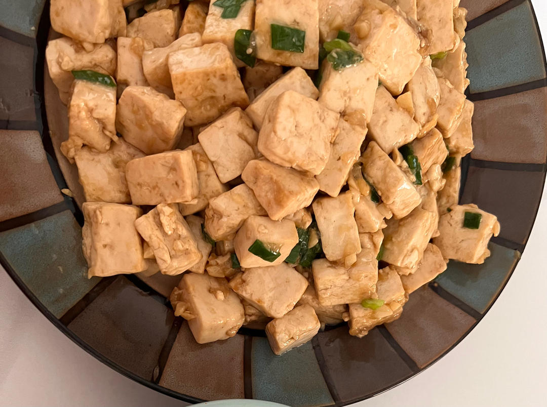 不放肉也超下饭的葱焖豆腐