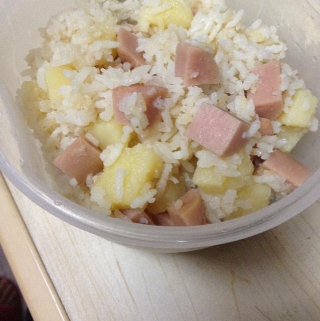 电饭锅版土豆香肠焖饭的做法