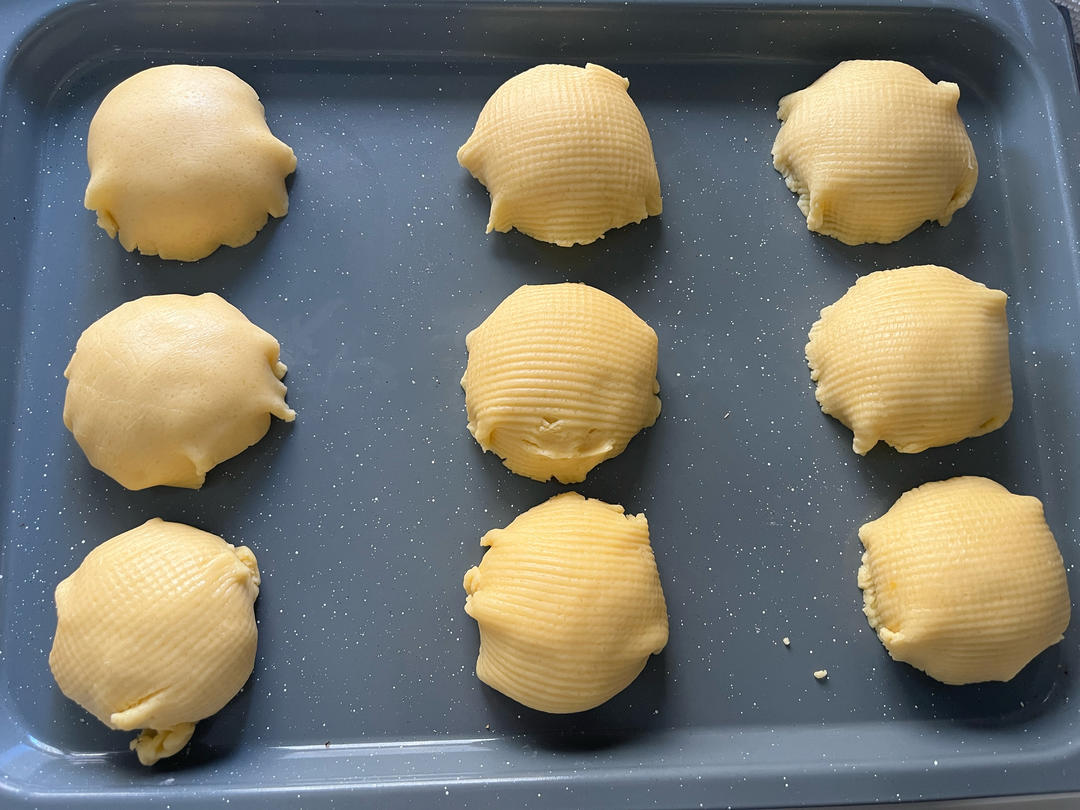 好吃到炸裂的港式菠萝包（附带制作酥皮的小视频）