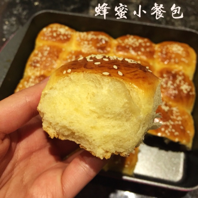 大人小孩都爱不释口的【蜂蜜牛奶小餐包】