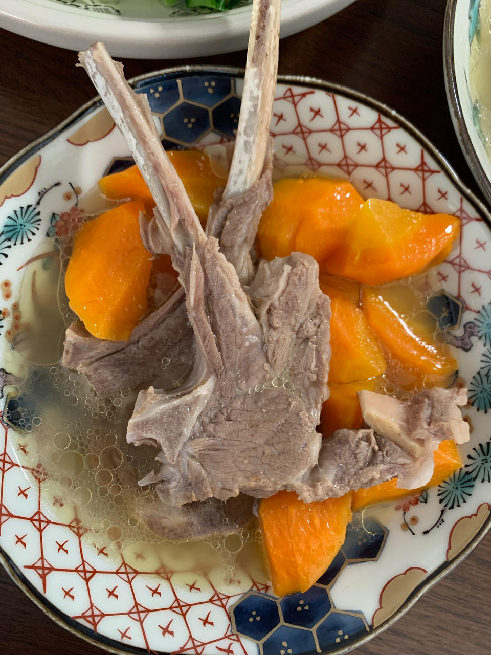 清炖羊排，老爸的拿手菜，汤鲜味浓，羊肉软烂，连萝卜都非常好吃