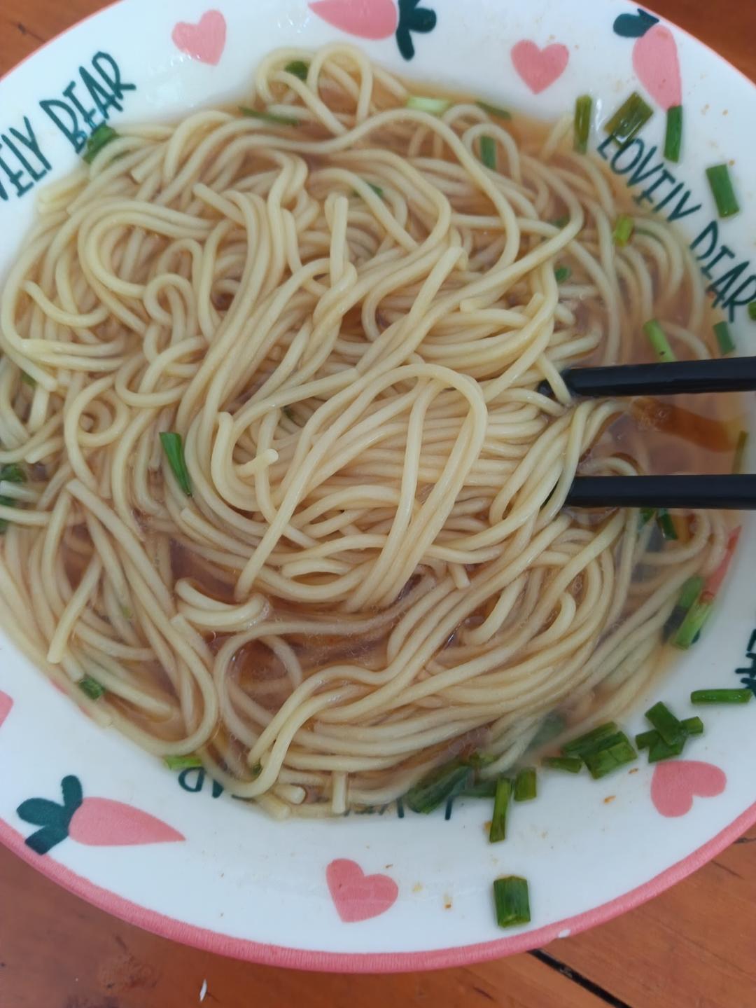 好简单的葱花面条，又鲜又香，早餐来一碗太舒服