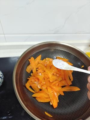 小孩都爱吃的红萝卜炒肉的做法 步骤7