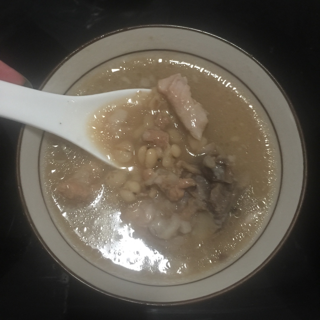 苍白如初做的干土茯苓煲龙骨汤