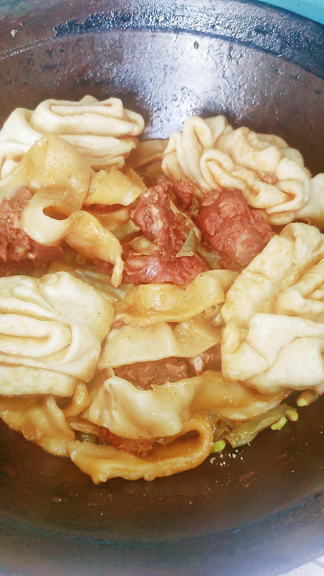 太好吃了吧！豆角排骨焖卷子