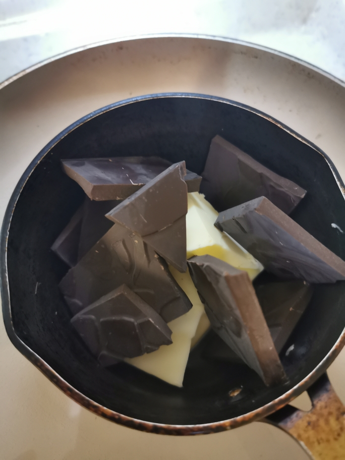 做起来好简单，吃起来好高级——巧克力熔岩蛋糕的做法 步骤1
