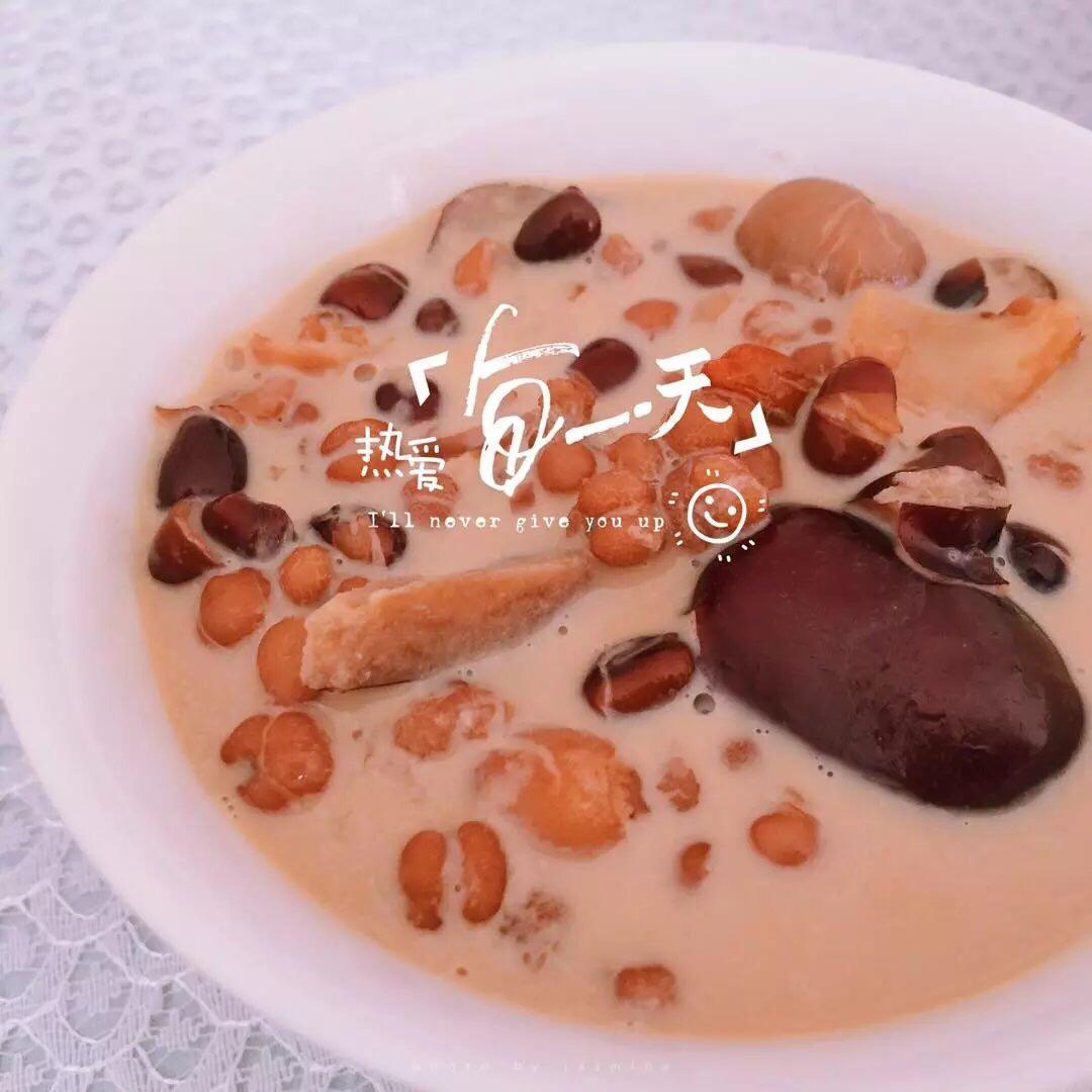红枣红豆薏仁牛奶粥