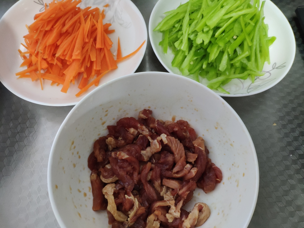 青椒牛肉炒面的做法 步骤1