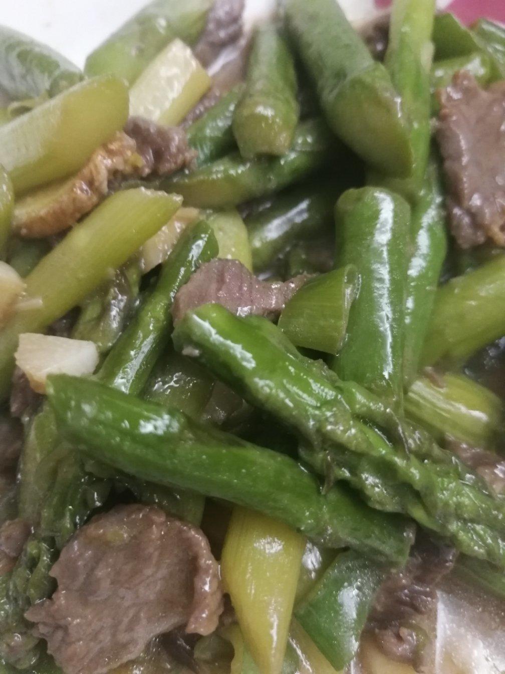 黑椒牛肉炒芦笋