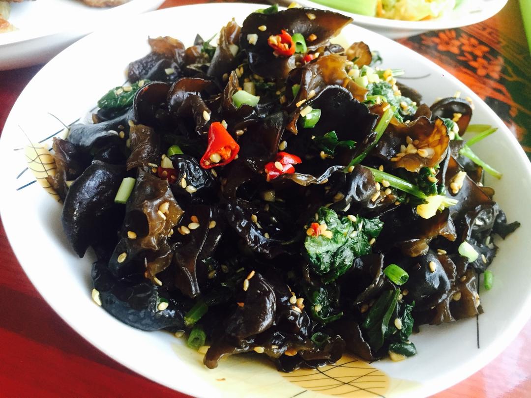 芹菜叶醋拌木耳